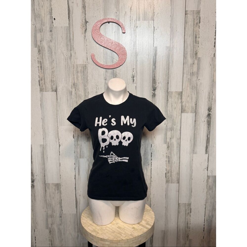 He’s My Boo Halloween Graphic Tee – Skeleton Pointing Shirt – Port & Company Rin